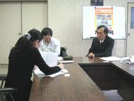 インタビューを受ける高橋先生と山川さん