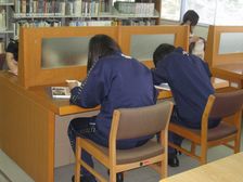 附属中学生が図書館で学習（本館）