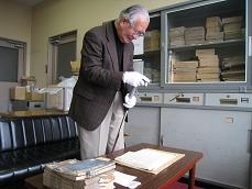 教材を作成中の「弘道館古文書を読む会」のメンバー