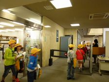 小学2年生の校外学習見学（工学部分館）