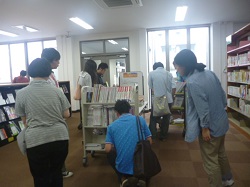 雑誌リユースがはじまりました（本館）